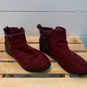 Maroon ankle boots with sparkle.